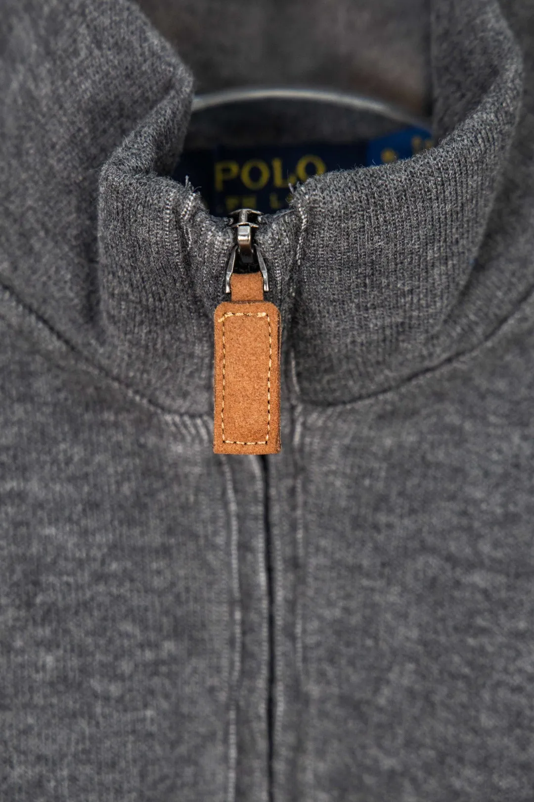 🅿️260 new model number: B143 Ralph Lauren's new half-zip sweatshirt top with colorful logo embroidery on the chest 1️⃣ Developed using original fabric, the fabric properties are similar to wool, soft and light to the touch, and has good wrapping and elasticity! 2️⃣The iconic embroidery design style on the chest is very youthful and energetic, and can be easily worn by both men and women. It is very in line with the fashion aesthetic concepts of today's young people! 3️⃣Simple style, comfortable to wear, same style for men and women, a must-have for couples! 4️⃣Full set of customized accessories, complete with three standards Color: gray, beige Size: S, M, L, XL